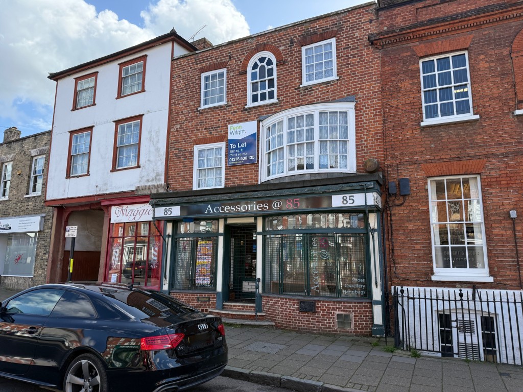 Lot: 37 - COMMERCIAL PROPERTY WITH SELF-CONTAINED SPLIT LEVEL FLAT ABOVE - Front of the building on Newland Street Witham